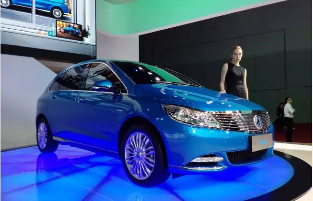 戴姆勒集团联合设计制造，和奔驰同堂销售，腾势400要干什么？