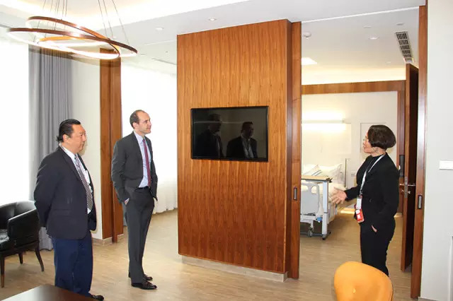 史墨客先生正在参观vip病房