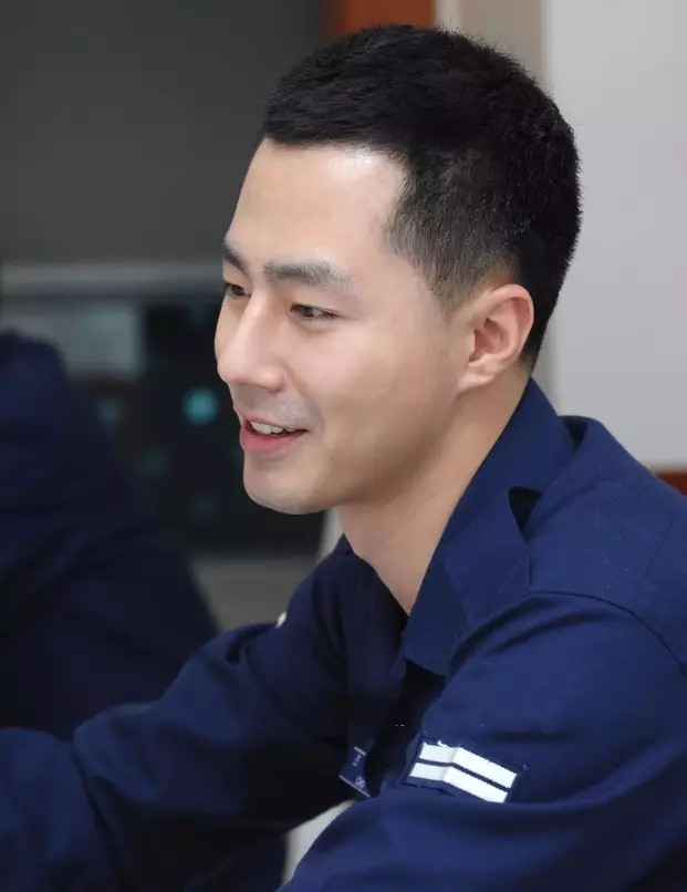 赵寅成↓ 小五就拿韩国来说,很多韩国明星在入伍服兵役的时候,都要