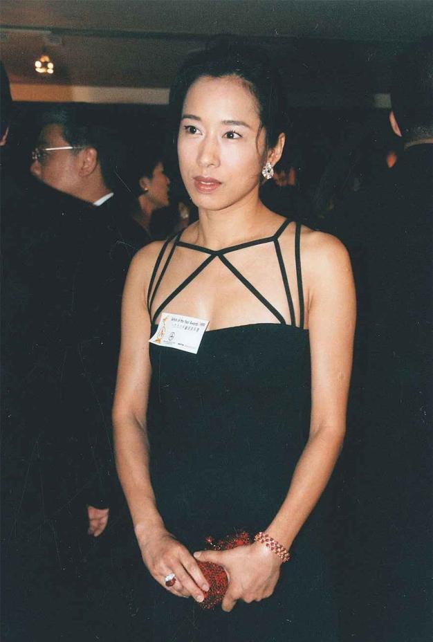 看了朱玲玲年轻时的照片,终于明白霍启刚罗康瑞两富豪会那么爱她
