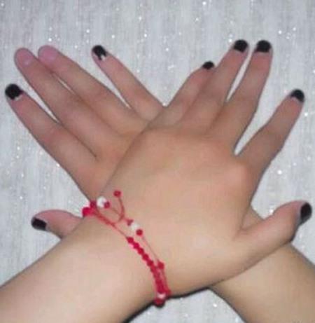 内涵图片:美女们中指不留指甲是几个意思?