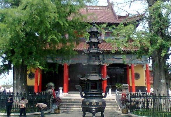 为江淮第一高塔门前为"稻菽连天涌"的田野,寺后为"远烟凝陇上"的阡陌