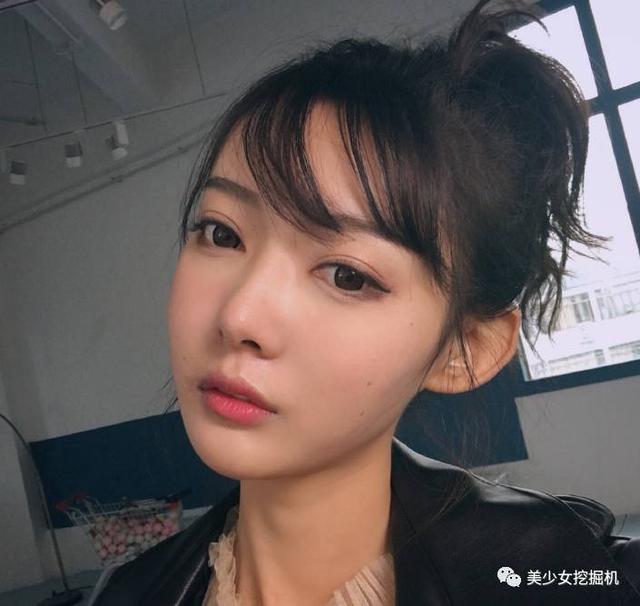 割4次双眼皮的滕雨佳和嫁富二代的喜哥都输给了看似纯天然的她!