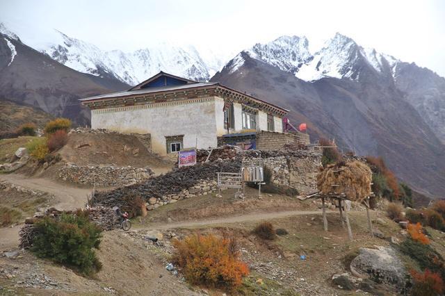 被冰川环绕的藏族村寨,一个叫人词穷的绝美之地!