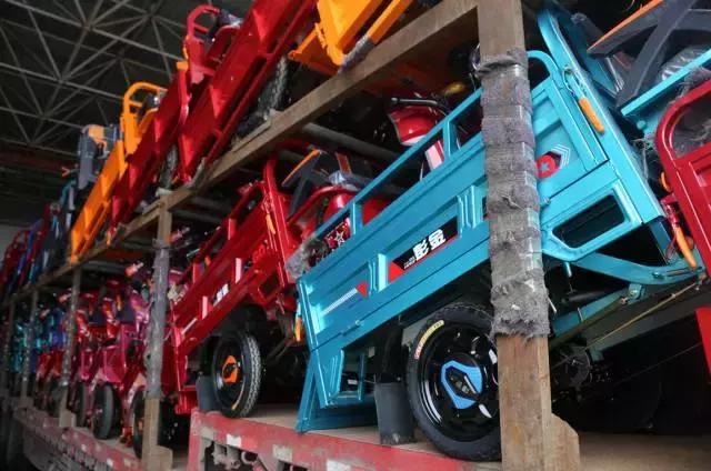 装车工的一天:每天发运金彭电动三轮车超4000辆