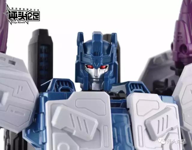 虽然没有什么表情刻画,不过和之前漫画版的头雕相比,这一次的面相竟然