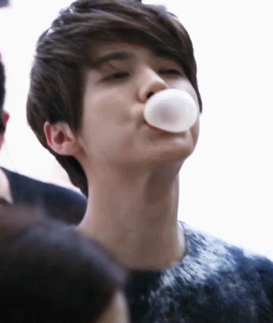 迪丽热巴拍写真大片吹泡泡很魅惑,鹿晗却一不小心吹破了!