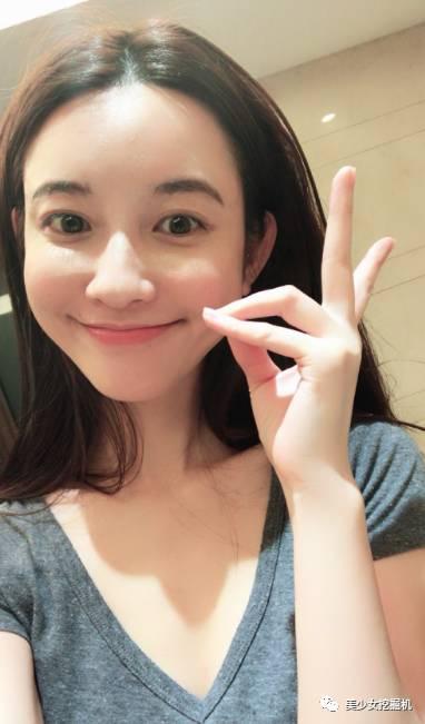 割4次双眼皮的滕雨佳和嫁富二代的喜哥都输给了看似纯天然的她!