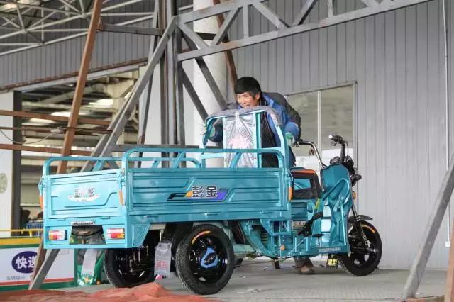 装车工的一天:每天发运金彭电动三轮车超4000辆