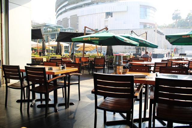 texas roadhouse的外摆区域,可欣赏哈利法塔喷泉.