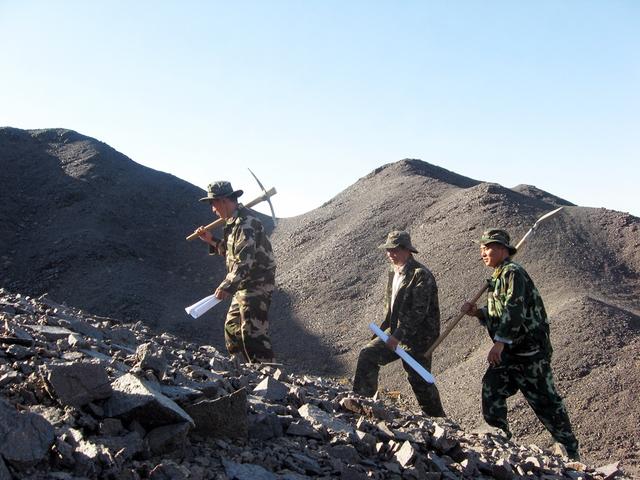 王衡曾在山东省地质测绘院做过地质勘探工作人员,并在戈壁滩无人区