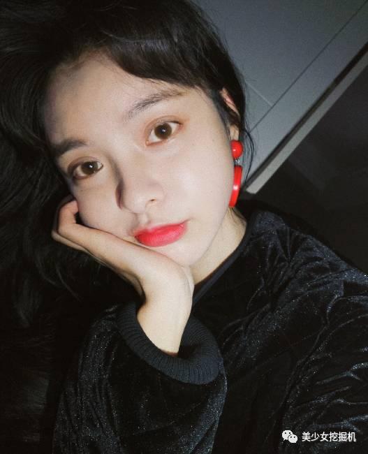 割4次双眼皮的滕雨佳和嫁富二代的喜哥都输给了看似纯天然的她!