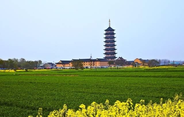寺内万佛塔为江淮第一高塔门前为"稻菽连天涌"的田野,寺后为"远烟凝陇
