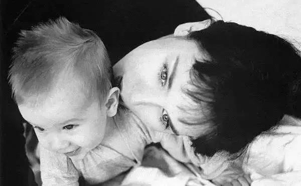 阿佳妮:法兰西玫瑰,刚生完就被渣男抛弃还不止一次如今小儿子继承父母