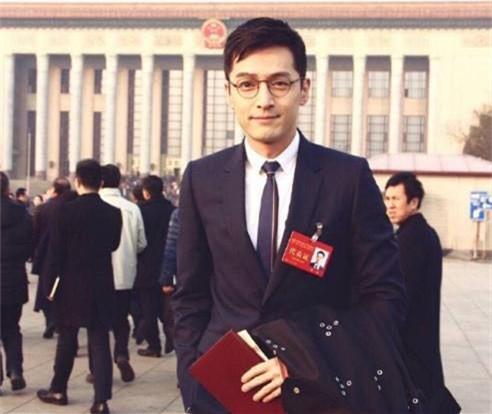男生穿正装戴眼镜,胡歌一看就有安全感,张艺兴