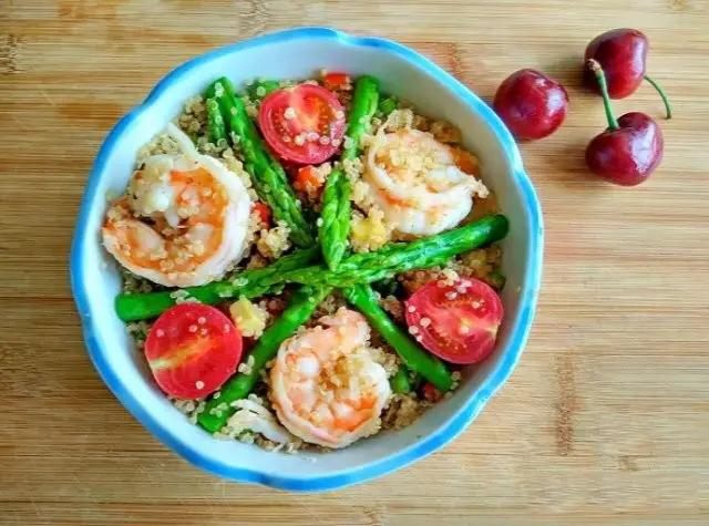 減脂期的黃金料理—藜麥牛油果蝦仁蘆筍炒飯