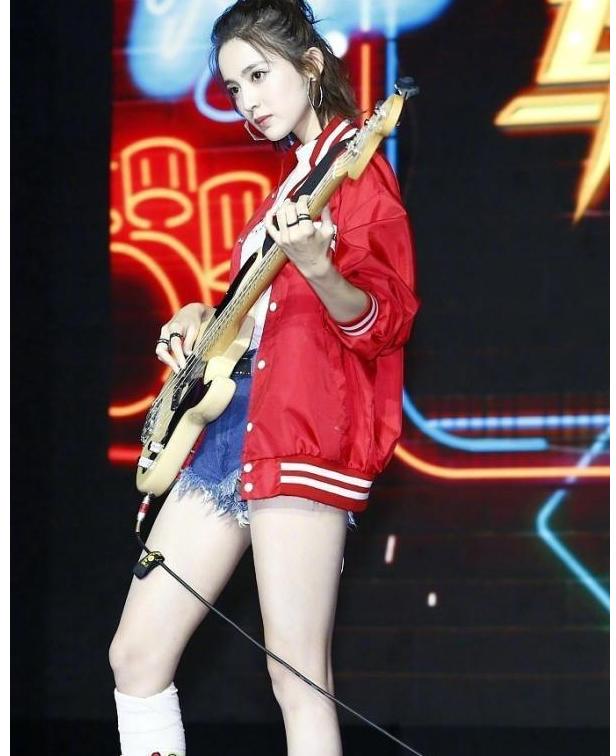 郑爽机场偶遇娜扎,两人都素颜出行,郑爽一个细