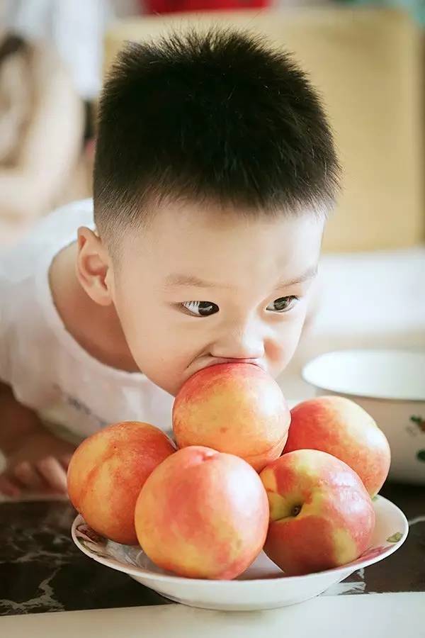 盛夏是桃子盛产的季节.