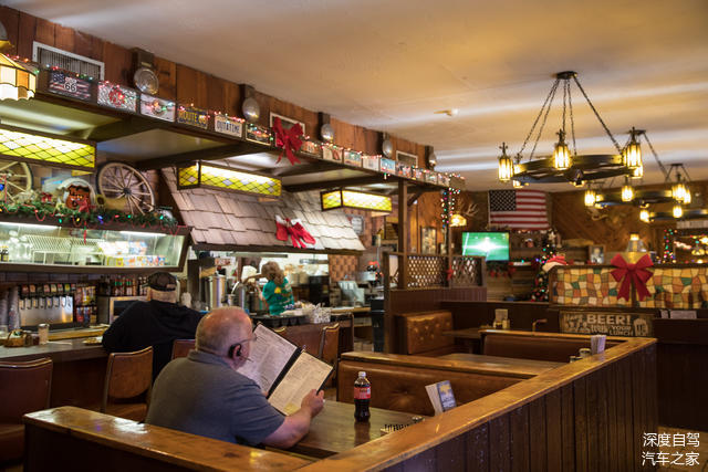 餐厅是典型的美国乡村餐厅风格，简单，各种结实厚重，淡淡历史的味道