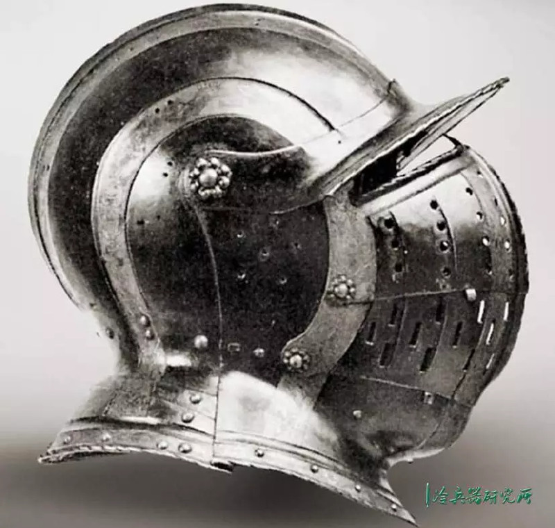 尽管勃艮第轻盔比较实用,外观也不错,但17世纪中叶随着火器的普及