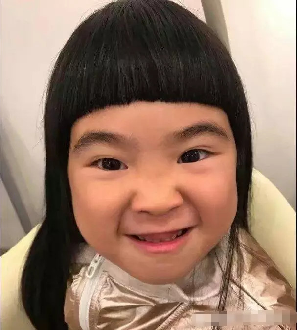 曹格的女儿grace曾经是"丑萌"的代表,因参加真人秀节目《爸爸去哪儿》