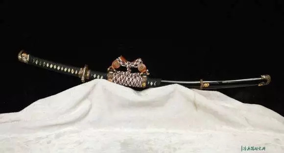 日本军刀收藏指南:真正的天皇佩刀与御赐军刀长啥样?