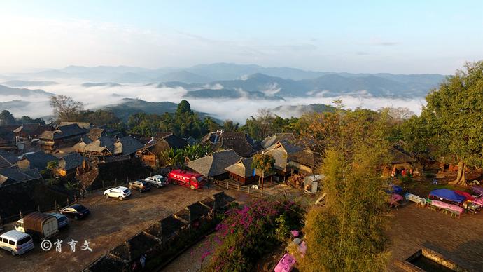 清脆的虫鸣鸟叫不绝于耳,却更显幽静,一座古朴的老寨子映入眼前