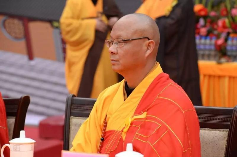 释常弘法师目睹简陋狭小的道场,感叹菩萨难有安身之所,发愿重建复松寺