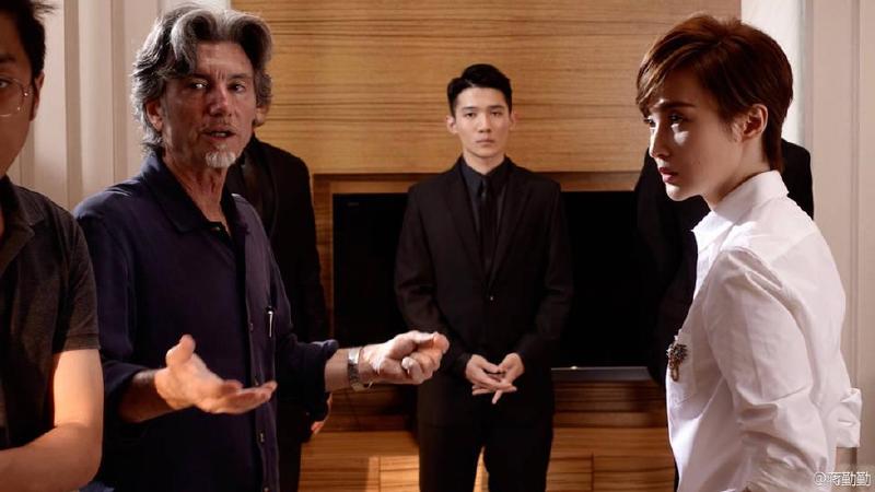 蒋勤勤晒出一组在三亚工作的照片,她一头短发利落干练,穿白衬衫气质佳