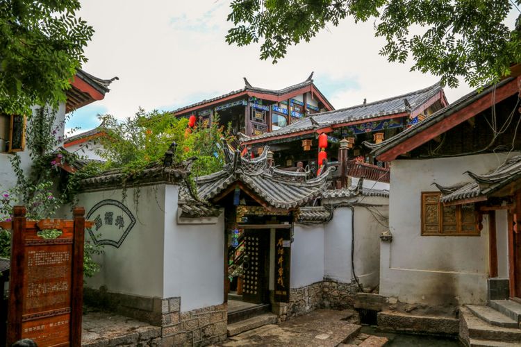 在丽江大研古城远眺玉龙雪山丽江东巴宫东巴纸坊东巴文字东巴万神园