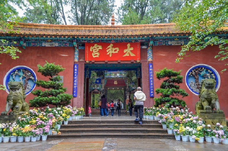 昆明东北7公里,凤鸣山的金殿,已经成了一个景色优美的旅游景区.