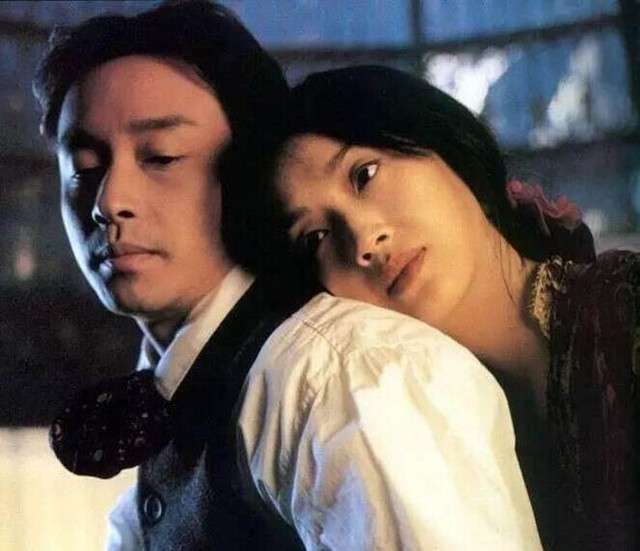 里面的几首歌,均是由张国荣作曲,包括和辛晓琪合作的《深情相拥》