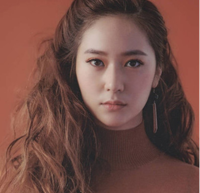 郑秀晶发型图片 四六分刘海配棕黄色头发