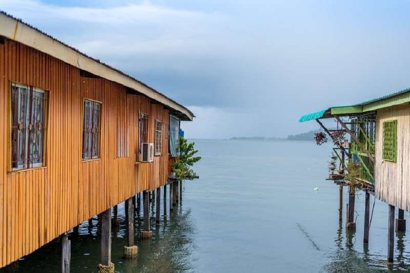 马来西亚山打根最有特色的建筑群房子搭建在水上生活简单快乐