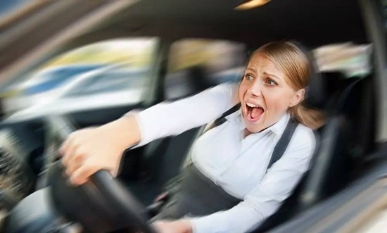 ▲据说驾驭难以控制的车，才能体会到高级的快感