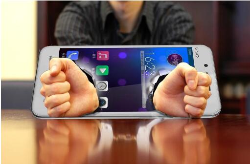 公务员面试热点:沉迷手机引发悲剧如何避免