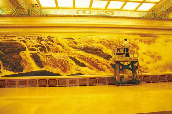 由王西京创作的巨幅作品《黄河,母亲河》,被悬挂在了人民大会堂的金色